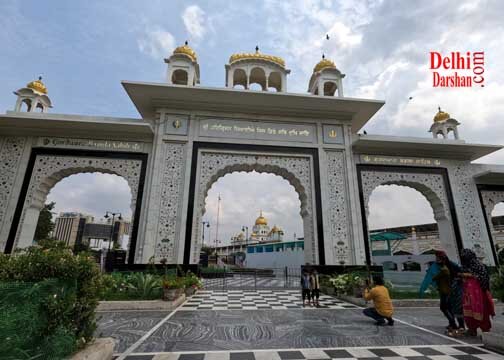 What is the dress code for visiting Gurudwara Bangla Sahib?